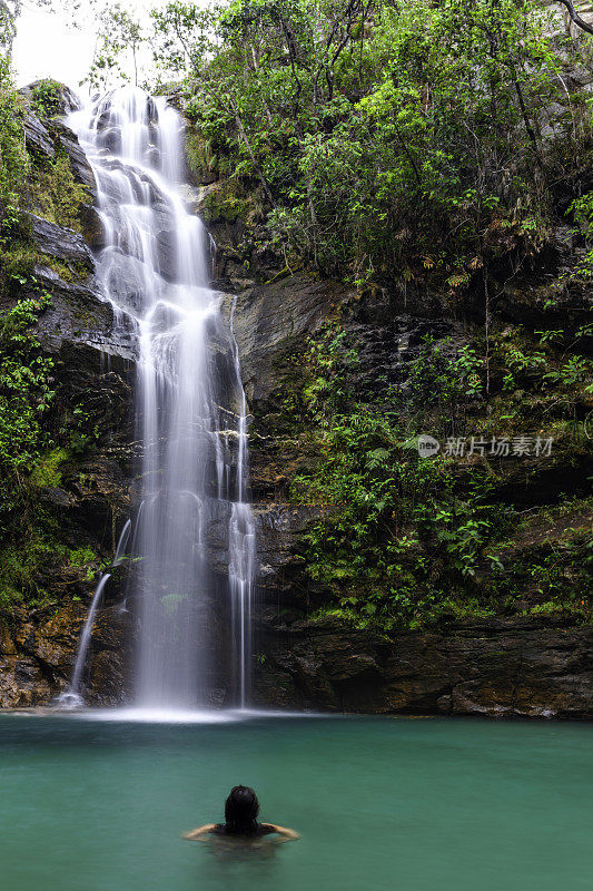 年轻女子欣赏圣巴巴拉瀑布，Chapada dos Veadeiros